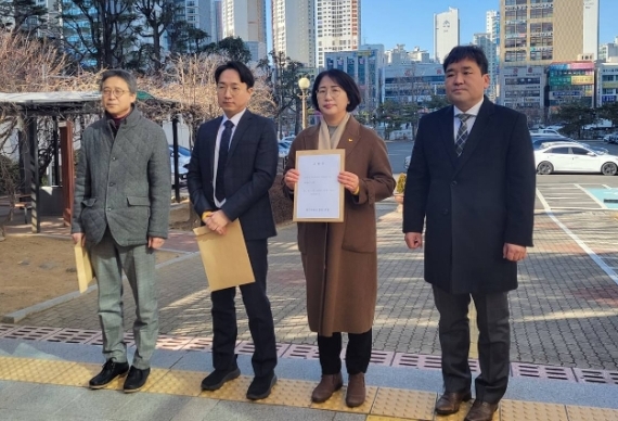 대구참여연대와 정의당대구시당 관계자들이 30일 대형마트 의무휴업일 변경과 관련 홍준표 대구시장을 대구지방검찰청에 고발했다. 정의당 대구시당 제공