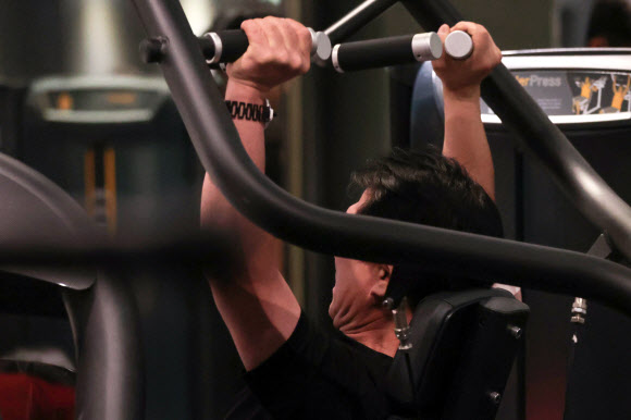 실내마스크 착용이 의무에서 권고로 바뀐 30일 오후 서울 시내 한 헬스장에서 한 시민이 마스크를 벗고 운동하고 있다. 2023.1.30 연합뉴스