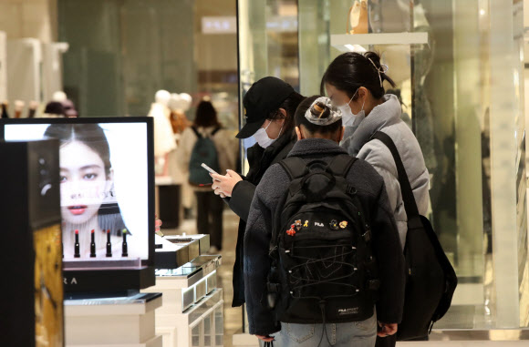 실내 마스크 의무 착용 조치 해제 첫날인 30일 정오께 대전 서구 롯데백화점에서 마스크를 낀 시민들이 쇼핑하고 있다. 2023.1.30 연합뉴스