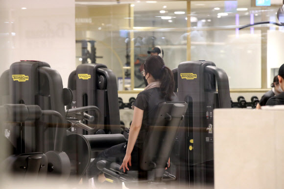 실내 마스크 의무 착용 조치 해제 첫날인 30일 정오께 대전 서구 한 헬스장에서 시민이 마스크를 쓰고 운동을 하고 있다. 2023.1.30 연합뉴스