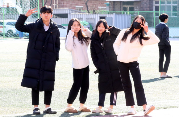 실내 마스크 의무 착용 조치 해제 첫날인 30일 오전, 대전 서구 한 중학교 체육 수업 시간에 2학년 학생들이 포즈를 취하고 있다. 2023.1.30 연합뉴스