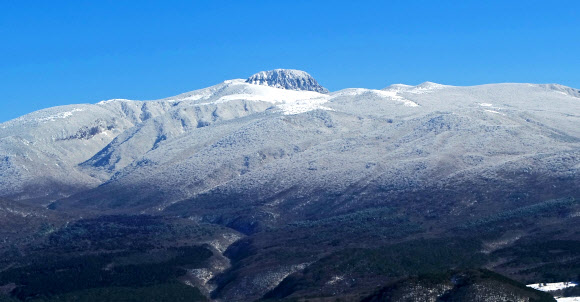 모처럼 쾌청한 날씨를 보인 30일 오후 제주시 애월읍 중산간에서 바라본 한라산에 눈이 쌓여 있다. 2023.1.30 연합뉴스