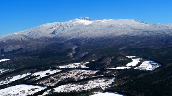 모처럼 쾌청한 날씨를 보인 30일 오후 제주시 애월읍 중산간에서 바라본 한라산에 눈이 쌓여 있다. 2023.1.30 연합뉴스
