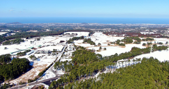 30일 오후 제주지역이 대체로 맑은 날씨를 보인 가운데 제주시 애월읍 일대 곳곳에 눈이 쌓여 있다. 2023.1.30. 독자 제공.연합뉴스