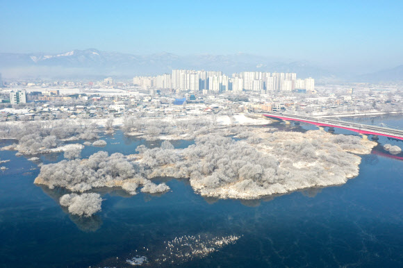 30일 눈 덮인 강원 춘천 도심 위로 안개가 깔려 있다. 2023.1.30 연합뉴스