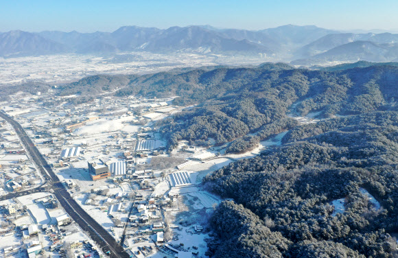 30일 눈 덮인 강원 춘천 도심 위로 안개가 깔려 있다. 2023.1.30 연합뉴스