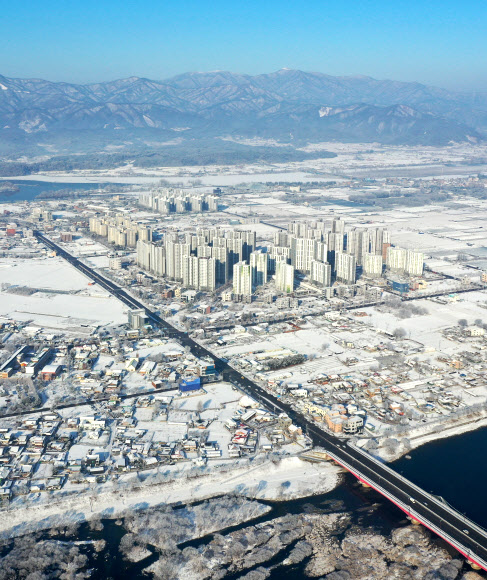 30일 눈 덮인 강원 춘천 도심 위로 안개가 깔려 있다. 2023.1.30 연합뉴스