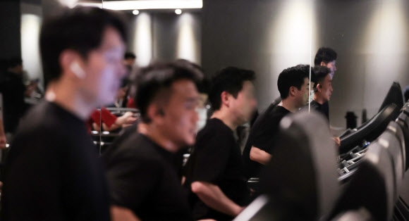 실내마스크 착용이 의무에서 권고로 바뀐 30일 오후 서울 시내 한 헬스장에서 이용객들이 마스크를 벗고 운동하고 있다. 2023.1.30 연합뉴스