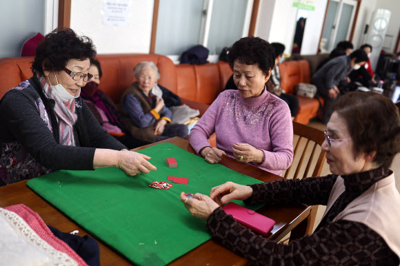 실내마스크 착용 의무 해제 첫날인 30일 오후 서울 동작노인회관에서 어르신들이 시간을 보내고 있다. 2023.1.30 연합뉴스
