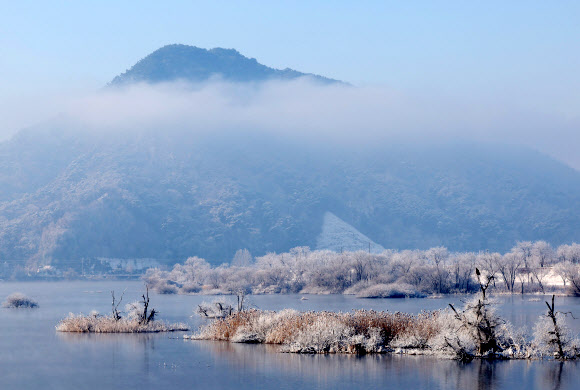 30일 강원 춘천시 소양강에 상고대가 활짝 펴 있다. 2023.1.30 연합뉴스