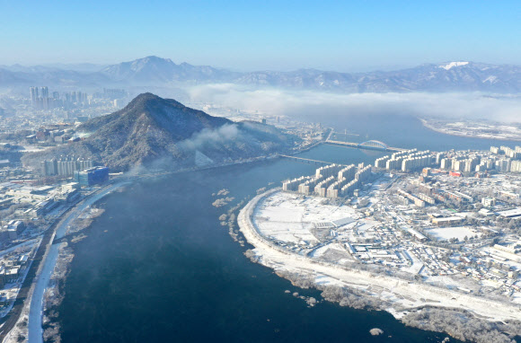 30일 눈 덮인 강원 춘천 도심 위로 안개가 깔려 있다. 2023.1.30 연합뉴스