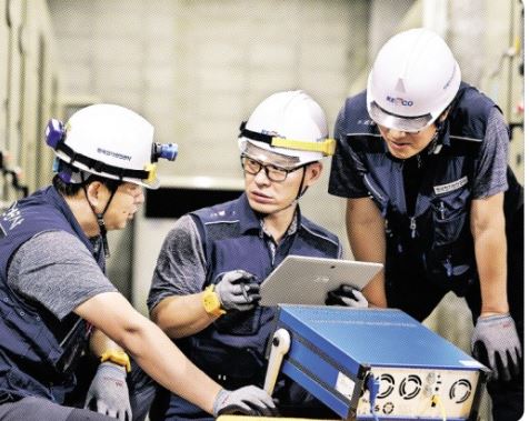 한국전기안전공사 직원들이 다중이용시설을 점검하고 있다. 한국전기안전공사 제공