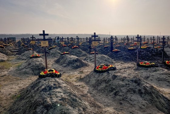 지난 22일 러시아 남서부 크라스노다르주 바킨스카야 인근 공동 묘지에서 한 바그너 그룹 용병 장례식이 열렸다. 바그너 그룹의 공동 매장지에는 최근 두 달 사이 무덤이 7배가 늘었다. 로이터 연합뉴스