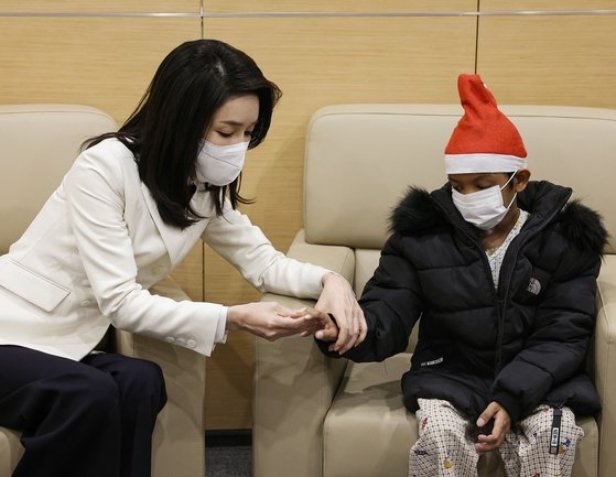 김건희 여사가 지난해 12월 21일 오후 서울아산병원에서 심장질환 수술을 받고 회복 중인 캄보디아 아동옥 로타 군을 만난 당시 모습. 대통령실 제공