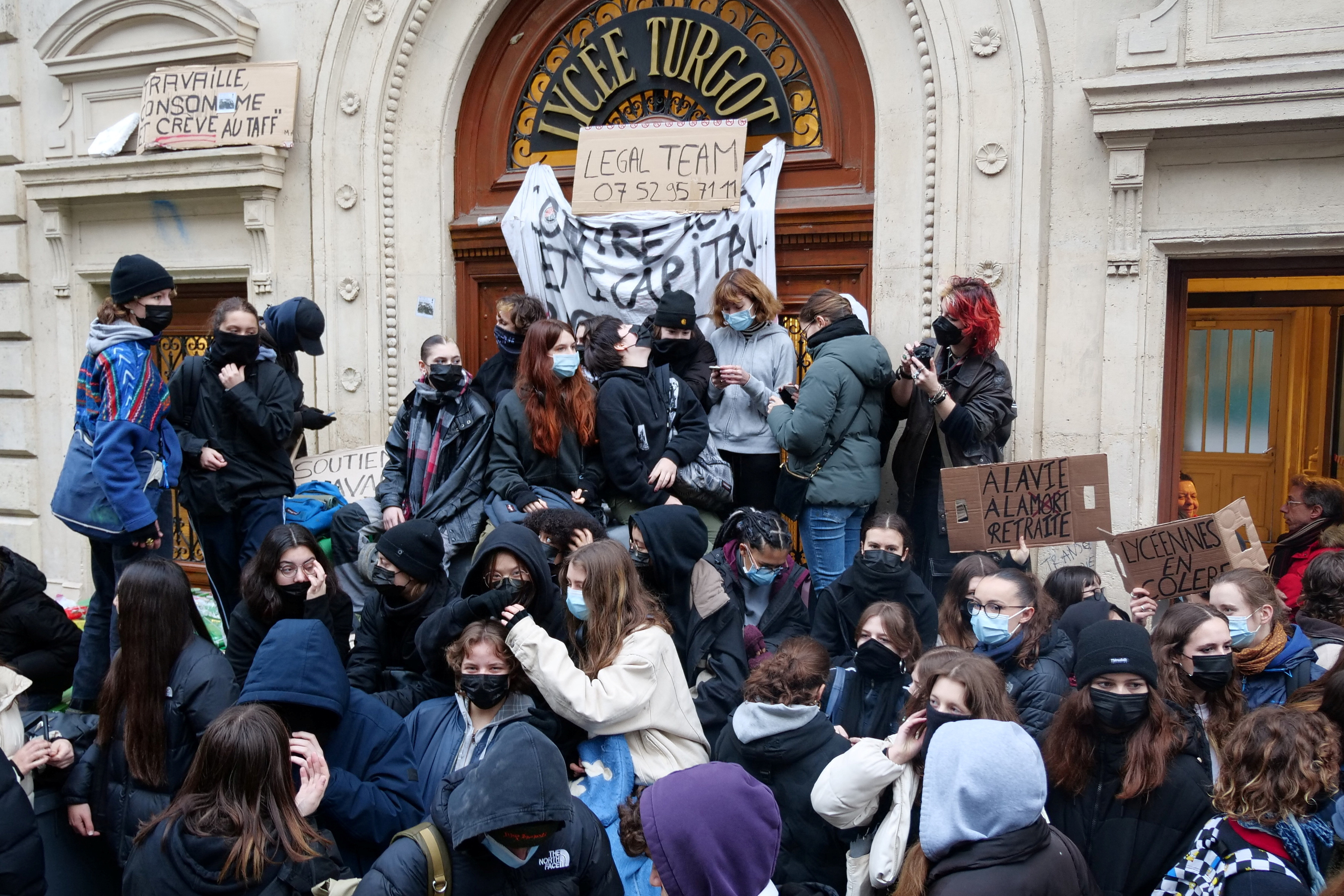 프랑스 파리의 튀르고 고교 학생들이 31일(현지시간) 연금개혁 반대 시위에 동참하면서 학교 입구를 봉쇄하고 있다. 파리 로이터 연합뉴스