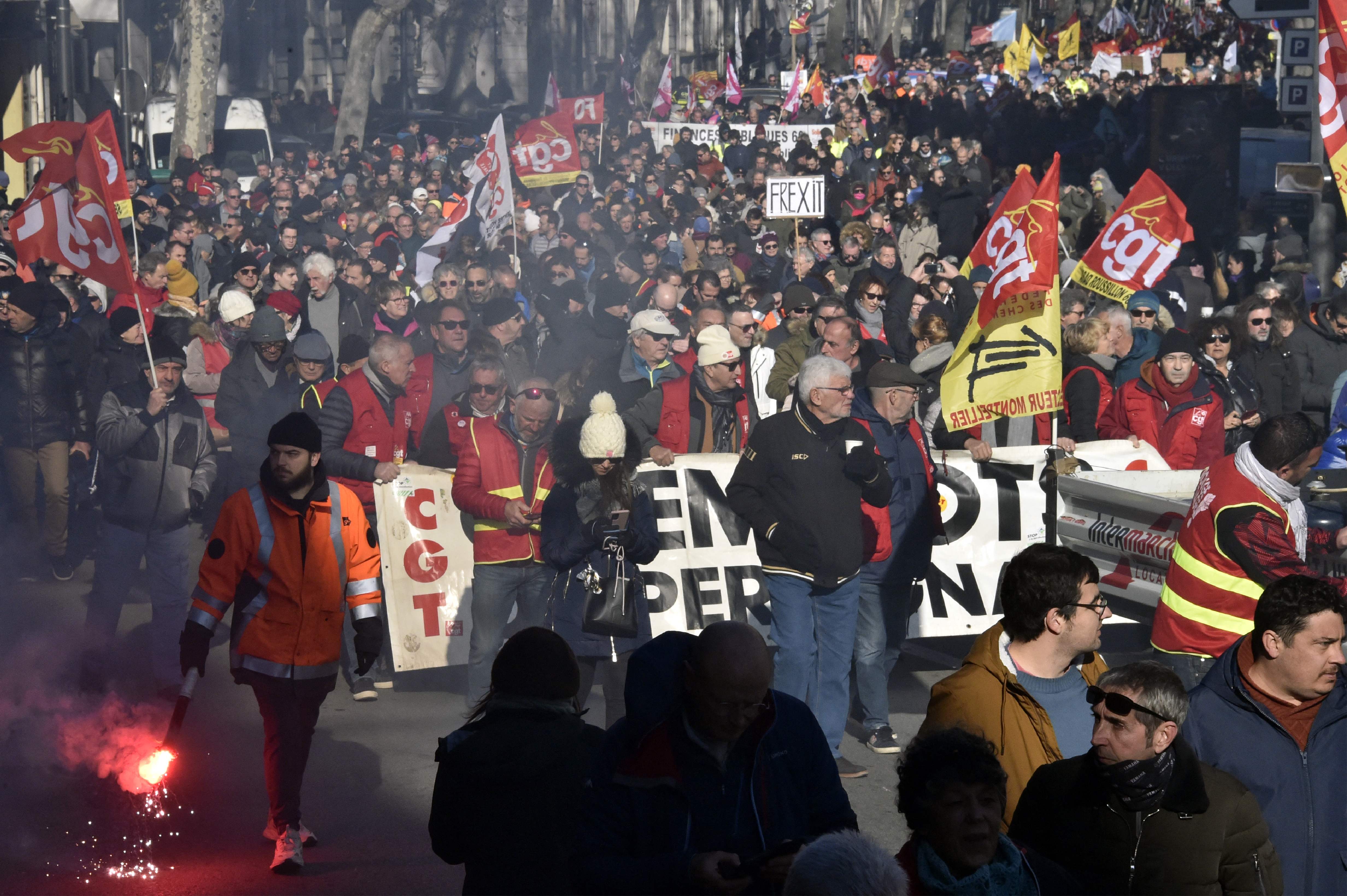 프랑스 시민들이 31일(현지시간) 페르피냥에서 열린 연금 개혁 반대 시위에 참여해 행진하고 있다. 페르피냥 AFP 연합뉴스