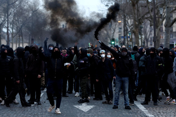프랑스 파리에서 복면을 쓴 시위자들이 정부의 연금 개혁 계획에 반대하는 시위를 벌이고 있다. 2023.1.31 로이터 연합뉴스