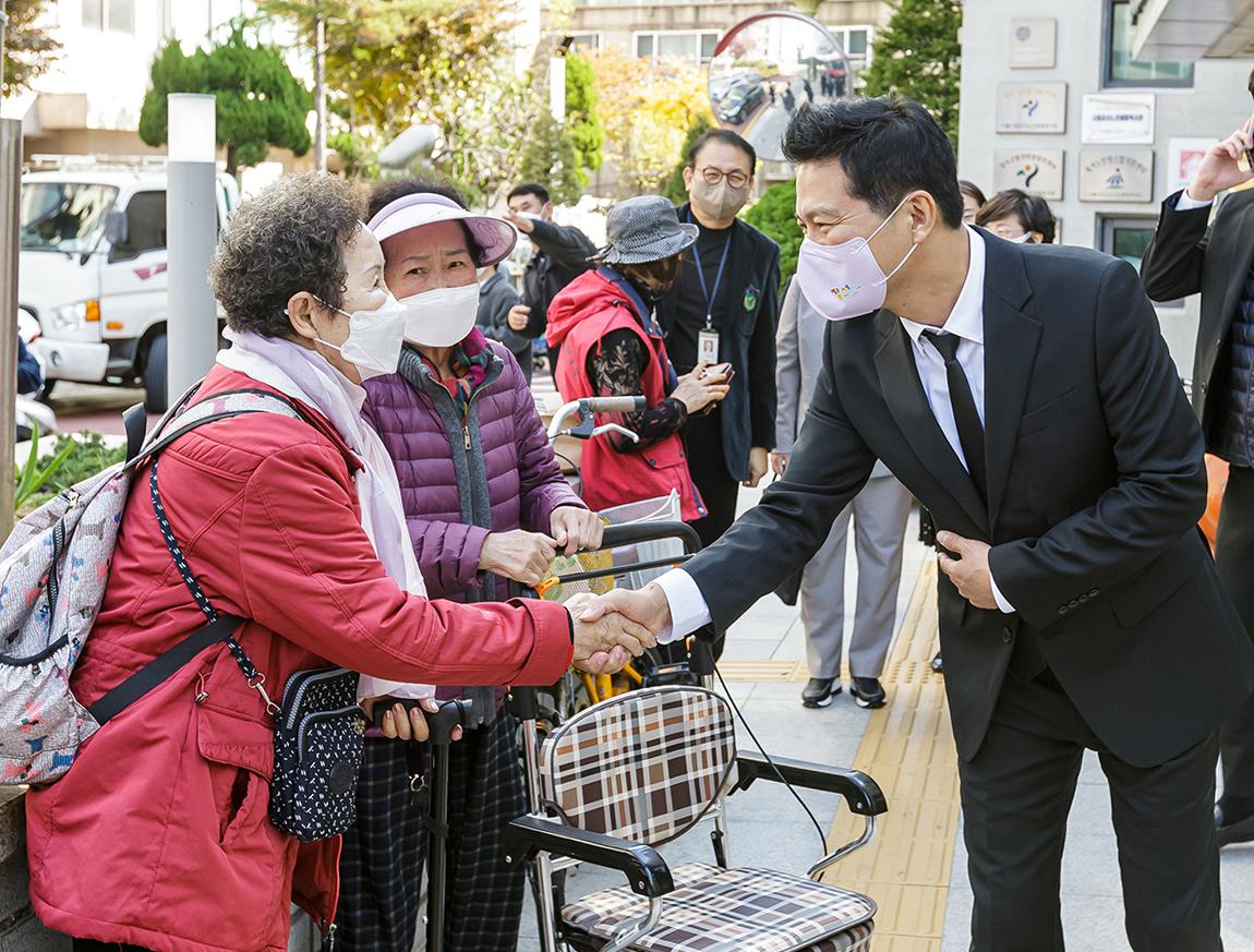 김태우 강서구청장이 최근 강서노인종합복지관을 찾아 어르신들에게 인사하고 악수를 나누고 있다. 강서구 제공