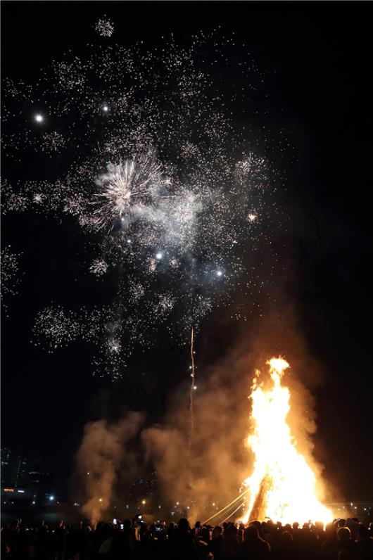 지난 2019년 양평1동 정월대보름 맞이 민속행사에서 달집태우기와 불꽃놀이를 벌이는 모습. 영등포구 제공