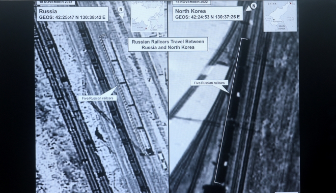 백악관이 지난달 20일(현지시간) 공개한 북한의 러시아 무기 공급 관련 위성사진. 지난해 11월 북한에 러시아 기차가 들어온 뒤 북한의 컨테이너를 싣고 떠나는 모습. 로이터 연합뉴스
