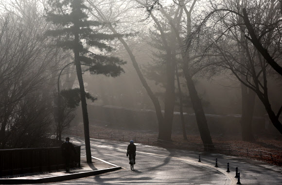 서울 등 중부지방 초미세먼지 농도가 ‘나쁨’ 수준을 보인 1일 오전 서울 남산 산책로가 뿌옇게 보이고 있다. 2023.2.1 연합뉴스