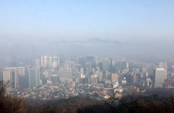 서울 등 중부지방 초미세먼지 농도가 ‘나쁨’ 수준을 보인 1일 오전 서울 남산에서 바라본 시내가 뿌옇다. 2023.2.1 연합뉴스