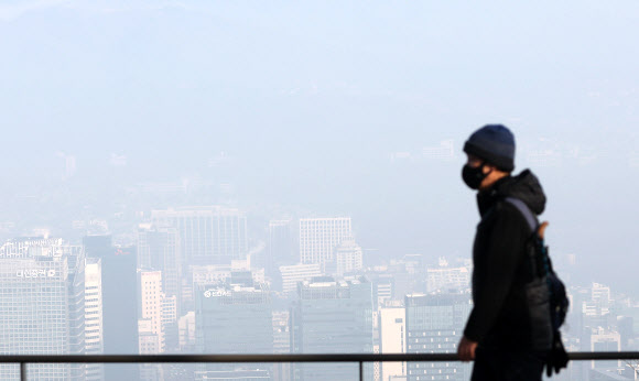 서울 등 중부지방 초미세먼지 농도가 ‘나쁨’ 수준을 보이는 1일 오전 서울 남산에서 바라본 시내가 뿌옇다. 2023.2.1 연합뉴스