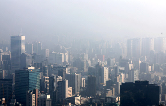 서울 등 중부지방 초미세먼지 농도가 ‘나쁨’ 수준을 보인 1일 오전 서울 남산에서 바라본 시내가 뿌옇다. 2023.2.1 연합뉴스