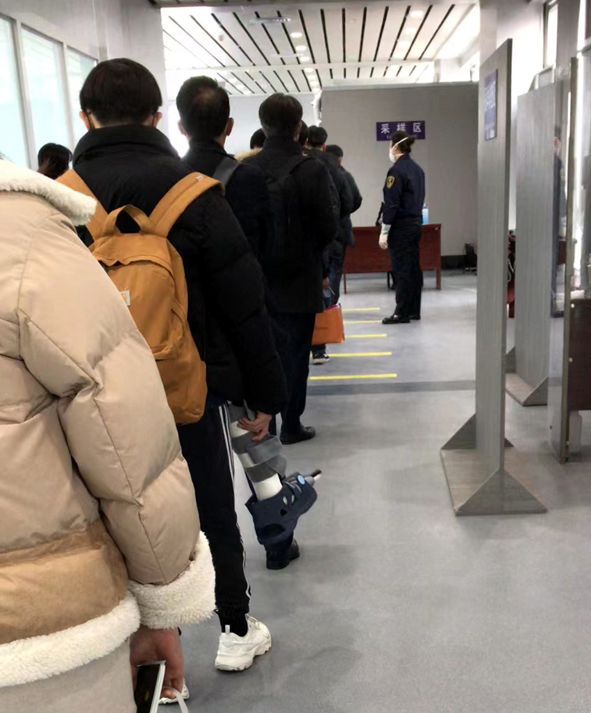 1일 중국 산둥성 웨이하이 공항에 입국한 한국인들이 유전자증폭(PCR) 검사를 받기 위해 줄을 서서 기다리고 있다. 중국 민항국은 당초 국적을 불문하고 전수 검사를 할 것으로 보였으나 자국민은 대상에서 제외했다. 베이징 연합뉴스