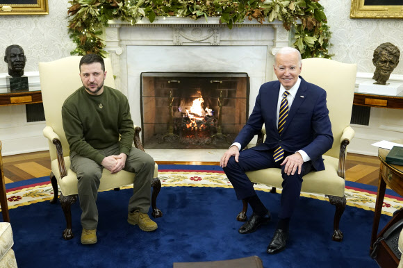 21일(현지시간) 백악관에서 정상회담을 하는 볼로디미르 젤렌스키 우크라이나 대통령과 조 바이든 미국 대통령. AP연합뉴스