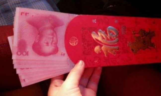중국에는 음력 설 연휴에 기혼자들이 ‘행운의 돈’이 든 빨간 세뱃돈 봉투(훙바오)를 아이들과 미혼남녀에게 주는 전통이 있다.  신화 연합뉴스