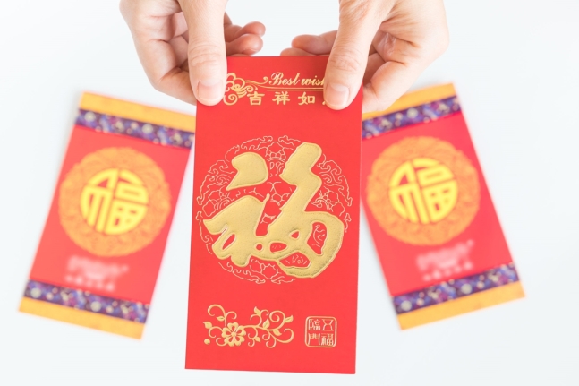 중국에는 음력 설 연휴에 기혼자들이 ‘행운의 돈’이 든 빨간 세뱃돈 봉투(훙바오)를 아이들과 미혼남녀에게 주는 전통이 있다. 서울신문DB