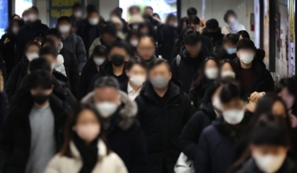 환경부는 2027년까지 대표적인 대중교통수단인 지하철 지하역사의 초미세먼지 농도를 2022년 대비 17% 저감한 24㎍/㎥로 낮추기로 했다. 서울 지하철 광화문역 통로에 시민 대부분이 마스크를 쓴 채 걸어가고 있다. 서울신문