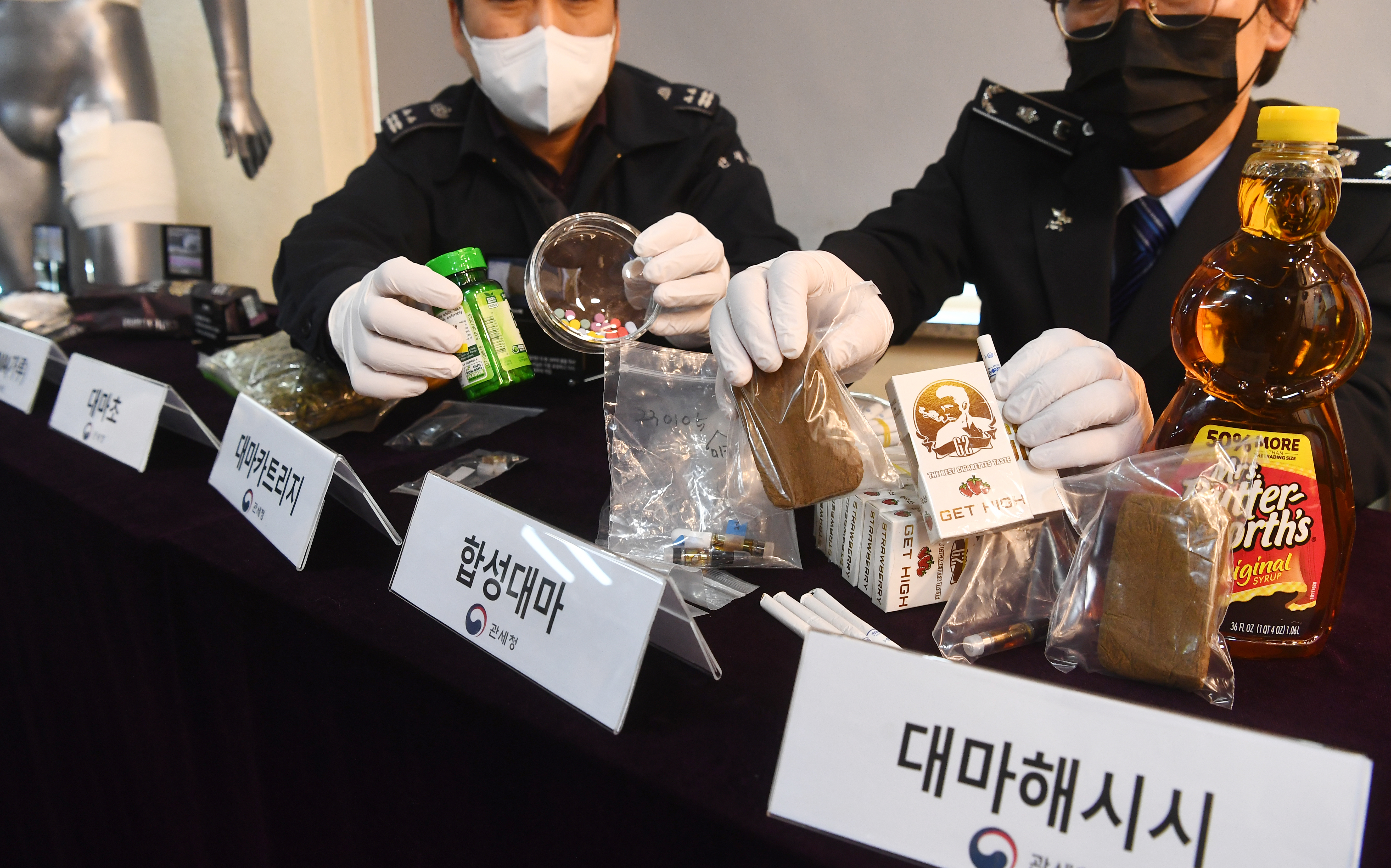 지난달 2일 서울 강남구 서울본부세관에 마약류 밀수 단속품들이  전시되어 있다.  2023.2.2안주영 전문기자