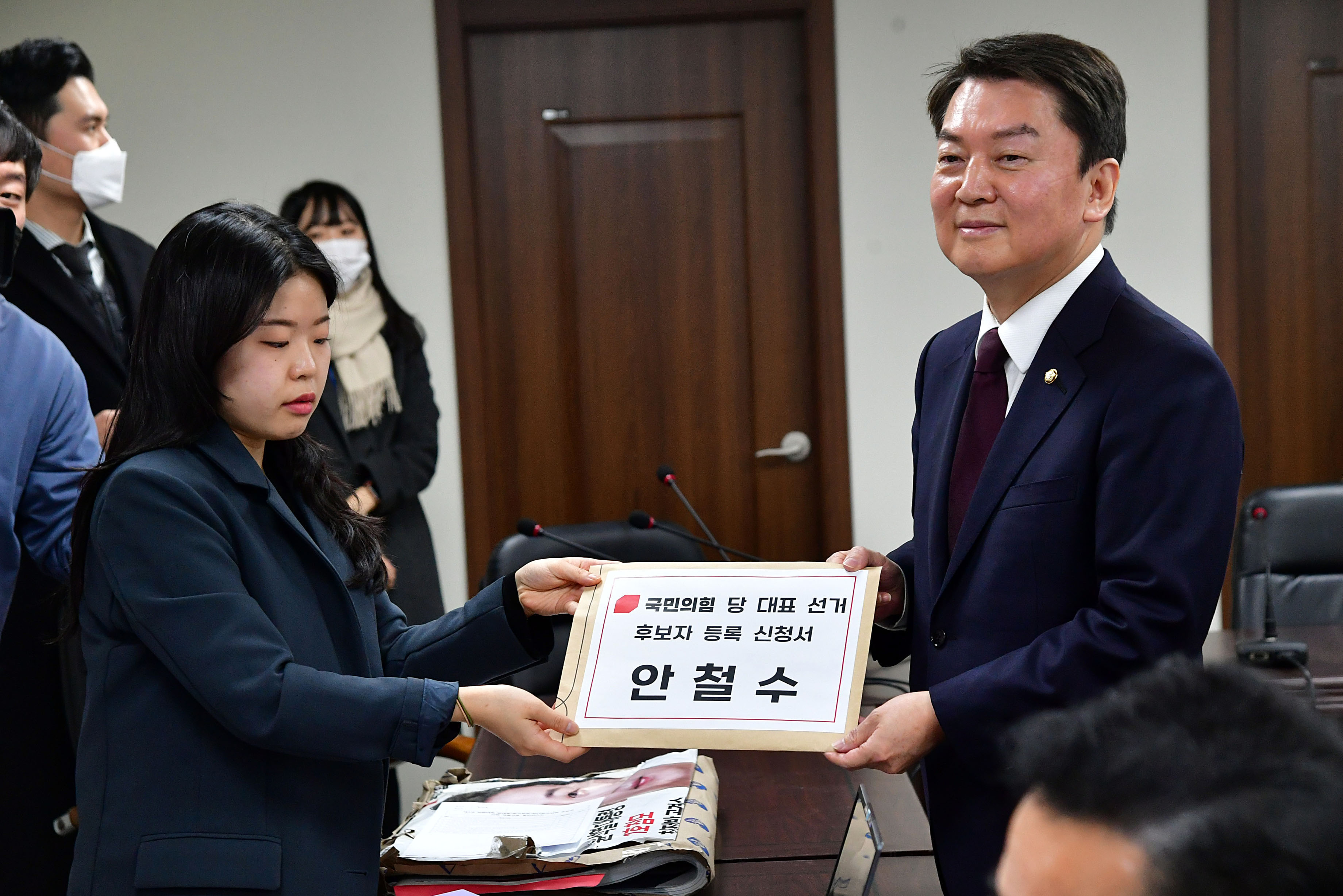국민의힘 당권주자인 안철수 의원이 지난 2일 서울 여의도 중앙당사에서 당대표 후보 등록을 하고 있다. 서울신문 DB
