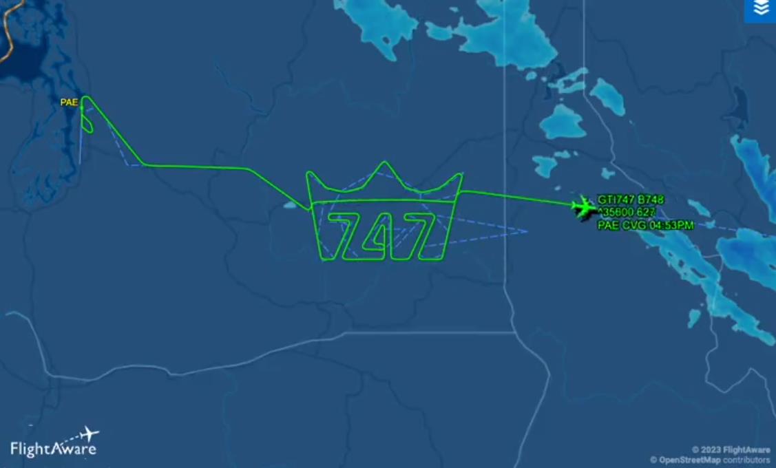 항공 추적사이트 플라이트어웨어에 따르면 마지막 보잉 747 기체(5Y747)는 1일(현지시간) 오전 미국 워싱턴주 페인필드 공항에서 이륙해 신시내티의 화물 항공사 아틀라스에어의 거점공항까지 날아가는 길에 ‘747’에 왕관을 씌운 듯한 모습을 한 궤적을 남겼다. 플라이트어웨어 트위터 캡처