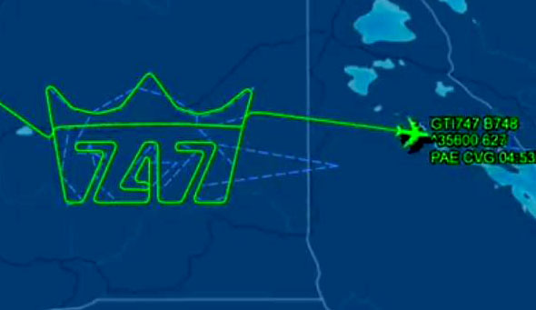 항공 추적사이트 플라이트어웨어에 따르면 마지막 보잉 747 기체(5Y747)는 1일(현지시간) 오전 미국 워싱턴주 페인필드 공항에서 이륙해 신시내티의 화물 항공사 아틀라스에어의 거점공항까지 날아가는 길에  ‘747’에 왕관을 씌운 듯한 모습을 한 궤적을 남겼다. 플라이트어웨어 트위터 캡처