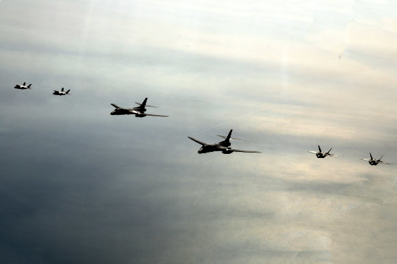 한미 공군이 지난 1일 미 전략자산 전개 하에 2023년 첫 연합공중훈련을 실시했다고 국방부가 2일 밝혔다.  훈련에는 우리 측 F-35A 전투기와 미국 측 B-1B 전략폭격기 및 F-22·F-35B 전투기 등이 참여한 가운데 서해 상공에서 시행됐다. 사진은 한미연합 훈련하는 미국 B-1B 전략폭격기. 2023.2.2. 국방부 제공