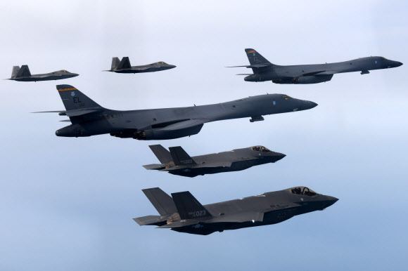국방부는 한미 공군이 1일 서해 상공에서 우리 측의 F-35A 전투기와 미측의 B-1B 전략폭격기 및 F-22·F-35B 전투기 등이 참여한 가운데 연합공중훈련을 시행했다고 밝혔다. 2023.2.2. 국방부 제공