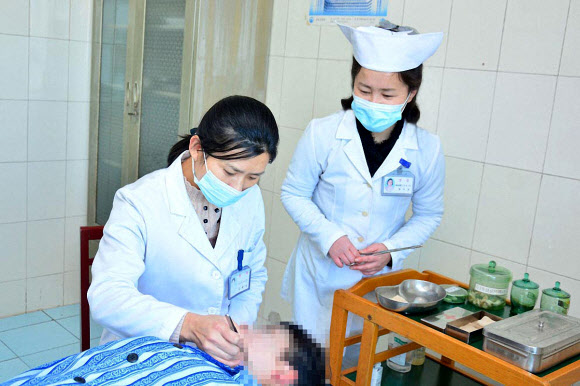 북한 인민보건사이트는 지난 30일 보건성 치과종합병원 미용외과에서 치료 목적인 성형 수술을 담당하는 박금선 등 의사들을 조명했다. 사이트는 “이곳 의료일군(간부)들은 얼굴성형수술에 필요한 여러 의료기구들도 개발하여 치료에 리용하고있으며 전통적인 고려치료방법도 적극 활용하고있다”고 전했다. 2023.1.31. 인민보건 홈페이지 캡처