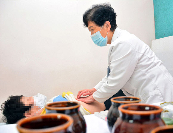 북한 인민보건사이트는 지난 30일 비만증 환자를 치료한다는 평양시 모란봉구역 긴마을종합진료소의 고려치료과 의사 박경숙을 조명했다. 그는 20여년간 비만증환자들을 관찰하면서 이 병이 갑상선 질병과 연관됐다는 학설에 기초하여 치료연구를 시작했다고 사이트는 전했다. 2023.1.31. 인민보건 홈페이지 캡처