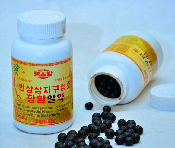 북한 인민보건사이트는 지난 30일 “최근 명방제약소에서 만든 인삼삼지구엽초항암알약에 대한 수요가 높다”고 전했다. 사이트는 “이 약은 지난 시기에 나오던 항암약들과는 달리 암환자들의 골수에서 전능성줄기세포를 재생하여 말초혈액을 빠른 시간내에 회복하며 암세포에 의해 손상된 유기체의 세포와 장기를 개선하면서 종물증식을 억제, 축소시킨다”고 설명했다. 2023.1.31. 인민보건 홈페이지 캡처