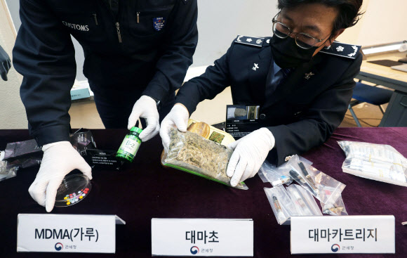 2일 오후 서울 강남구 서울본부세관에서 관세청 직원들이 마약류 밀수 단속품들을 살펴보고 있다. 이날 관세청은 마약밀수 단속 종합대책 및 22년 마약류 밀수 단속 동향을 발표했다. 2023.2.2 연합뉴스