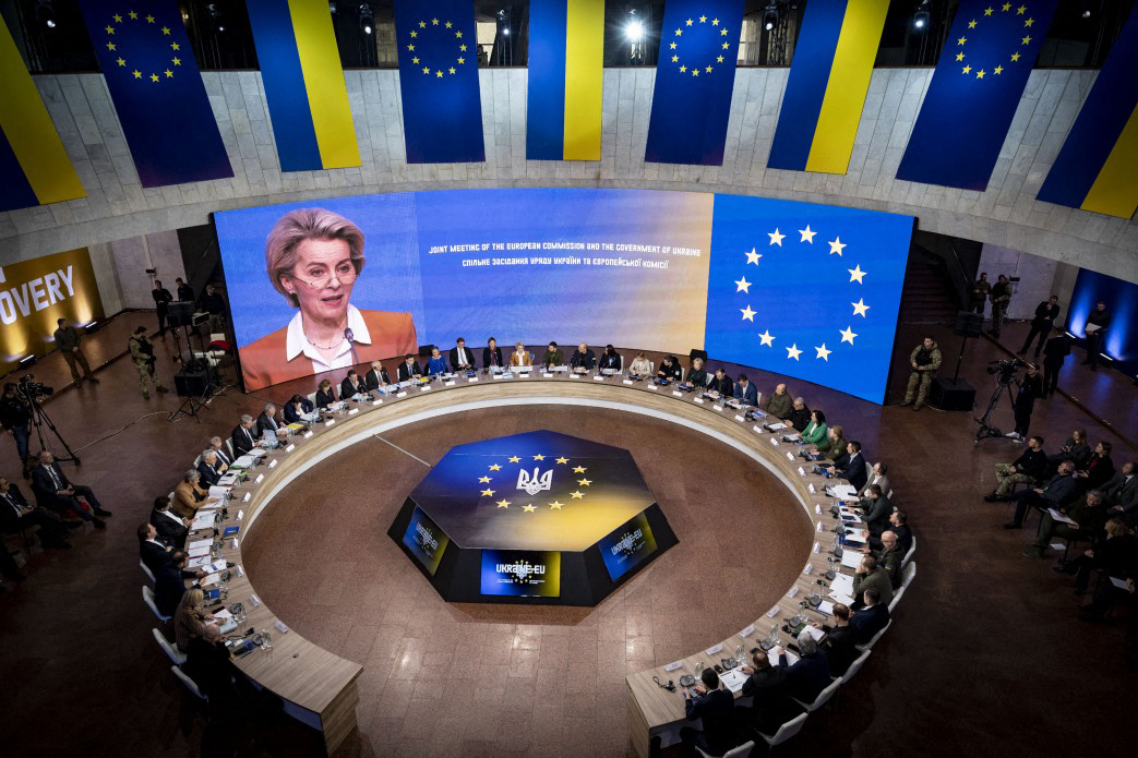 우르줄라 폰데어라이엔 유럽연합(EU) 집행위원장이 2일(현지시간) 우크라이나 키이우에서 열린 EU 집행위원회와 우크라이나 정부의 회의에 참석하고 있다. 2023.2.2 우크라이나 대통령공보실