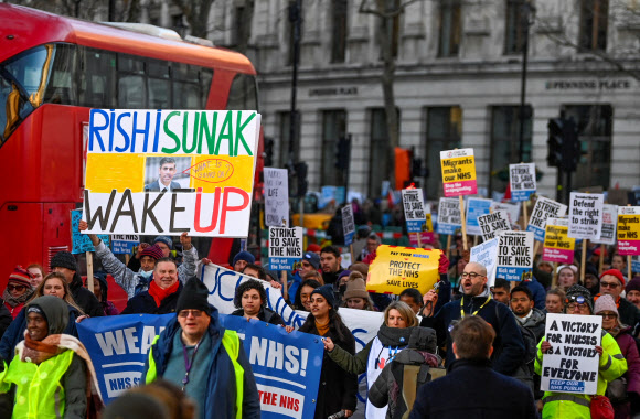 영국 국민보건서비스(NHS) 노동자들이 런던에서 파업 시위를 하고 있다. 2023.1.18 로이터 연합뉴스