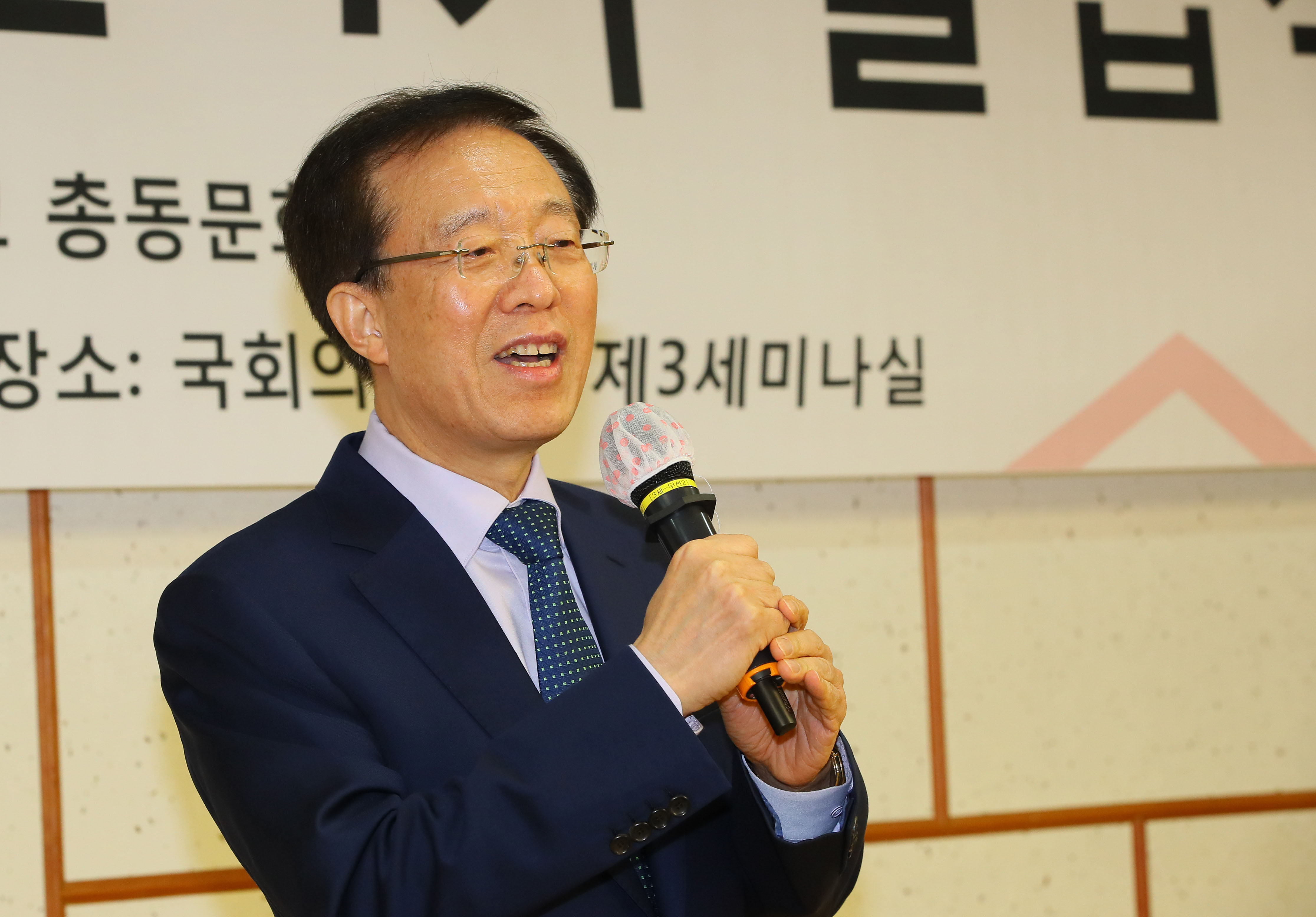 이석연 전 법제처장이 8일 서울 여의도 국회 의원회관에서 열린 청년정치학교 4기 졸업식에서 축사를 하고 있다. 뉴시스