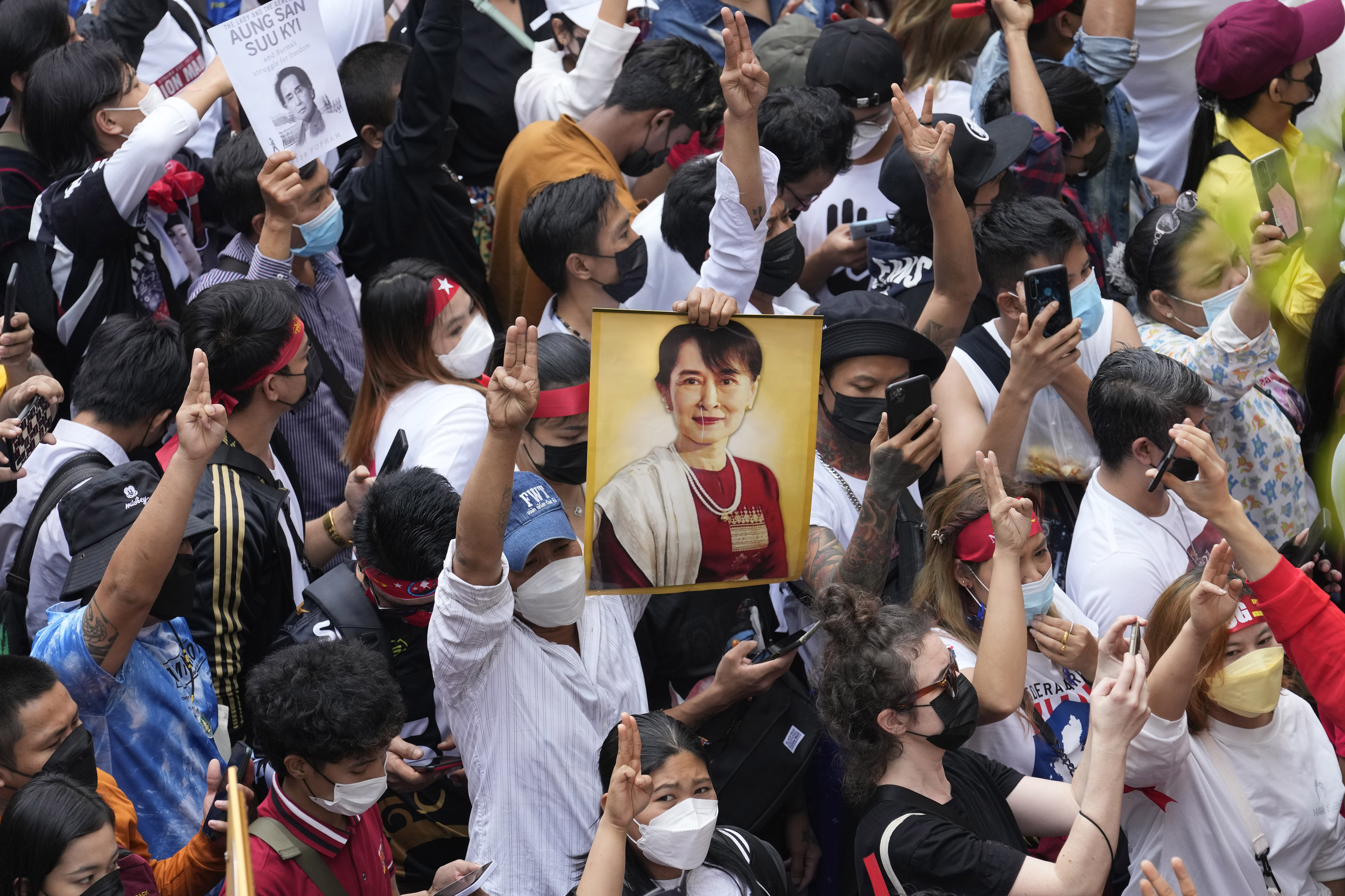 미얀마 군부 독재에 저항하는 시민들이 쿠데타 2년을 맞은 지난 1일 아웅산 수치 사진을 들고 태국 방콕 거리에서 시위를 벌이고 있다. 방콕 AP 연합뉴스
