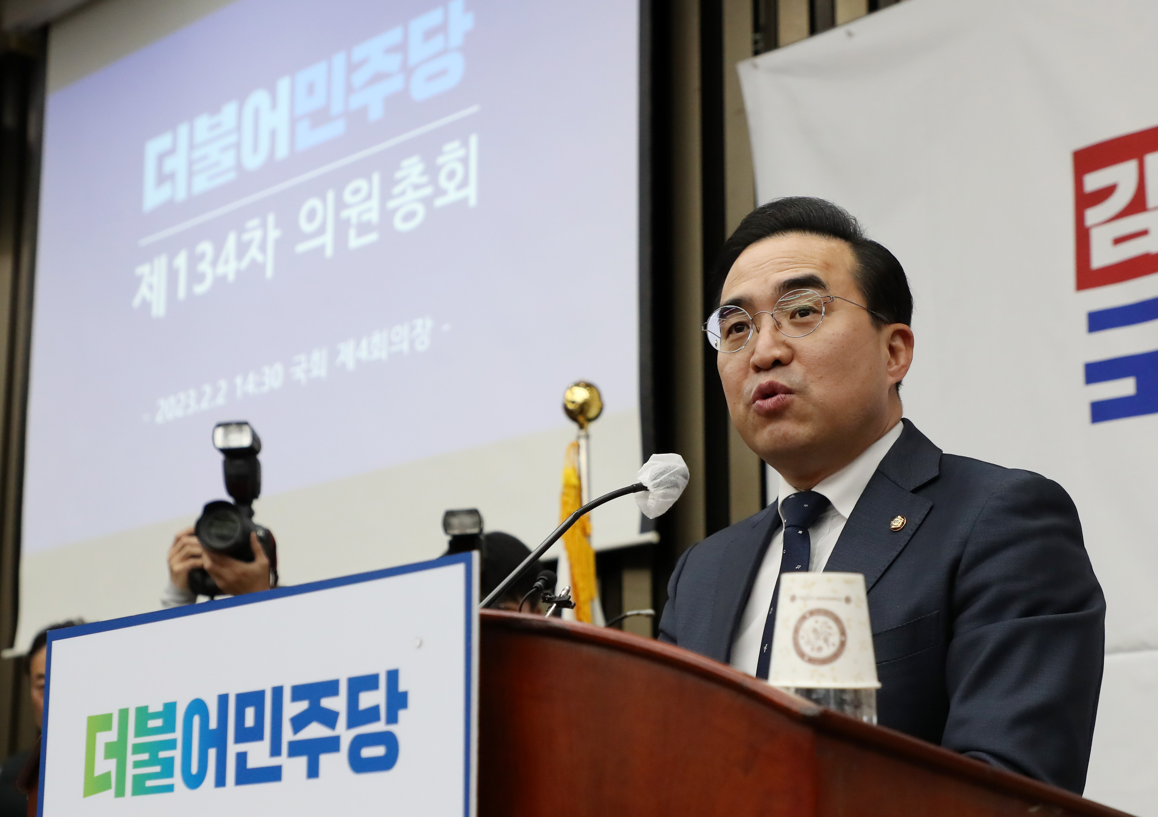 박홍근 더불어민주당 원내대표가 2일 오후 서울 여의도 국회에서 열린 의원총회에서 인사말을 하고 있다.