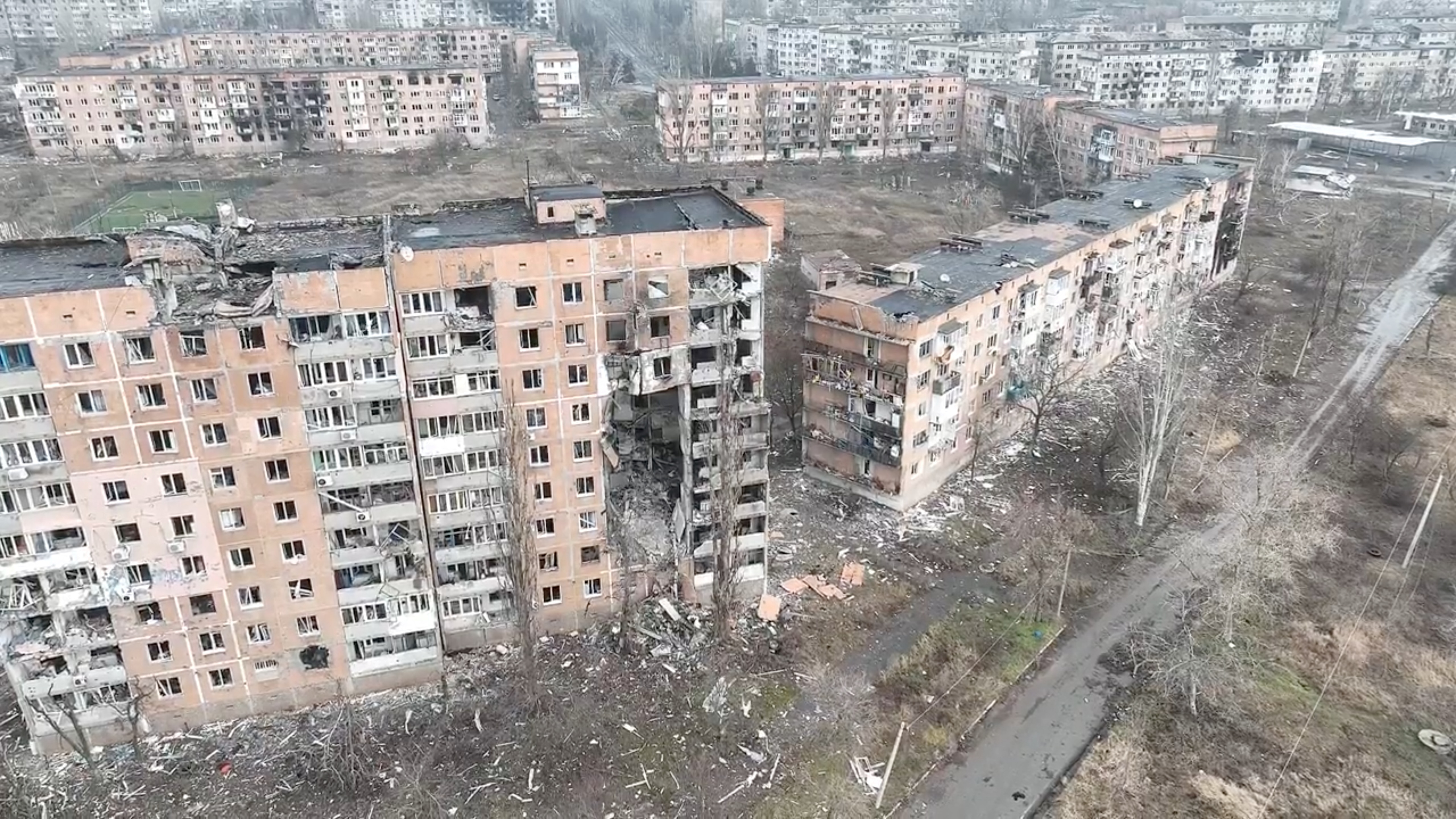 러시아 침공에 부서진 부흘레다르 건물 항공사진