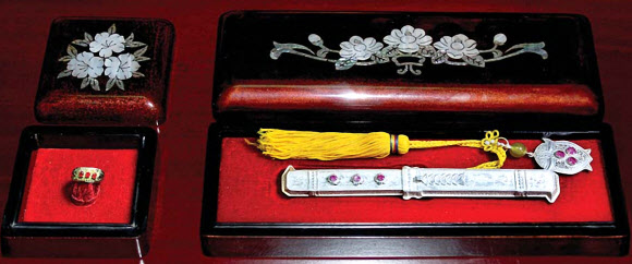 북한 입장을 대변하는 재일본조선인총연합회 기관지 조선신보는 3일 북한의 ‘다둥이’ 가정이 국가의 많은 혜택을 받고 있다고 홍보했다. 사진은 세쌍둥이, 네쌍둥이들과 그 부모들이 받은 금반지(왼쪽)와 은장도(오른쪽). 남아에게는 은장도를, 여아에게는 금반지를 주며 태어나서 입을 옷과 첫돌상, 성인이 돼 결혼할 때 쓸 옷감도 선물로 준다고 매체는 전했다. 2023.2.3. 평양 조선신보=연합뉴스